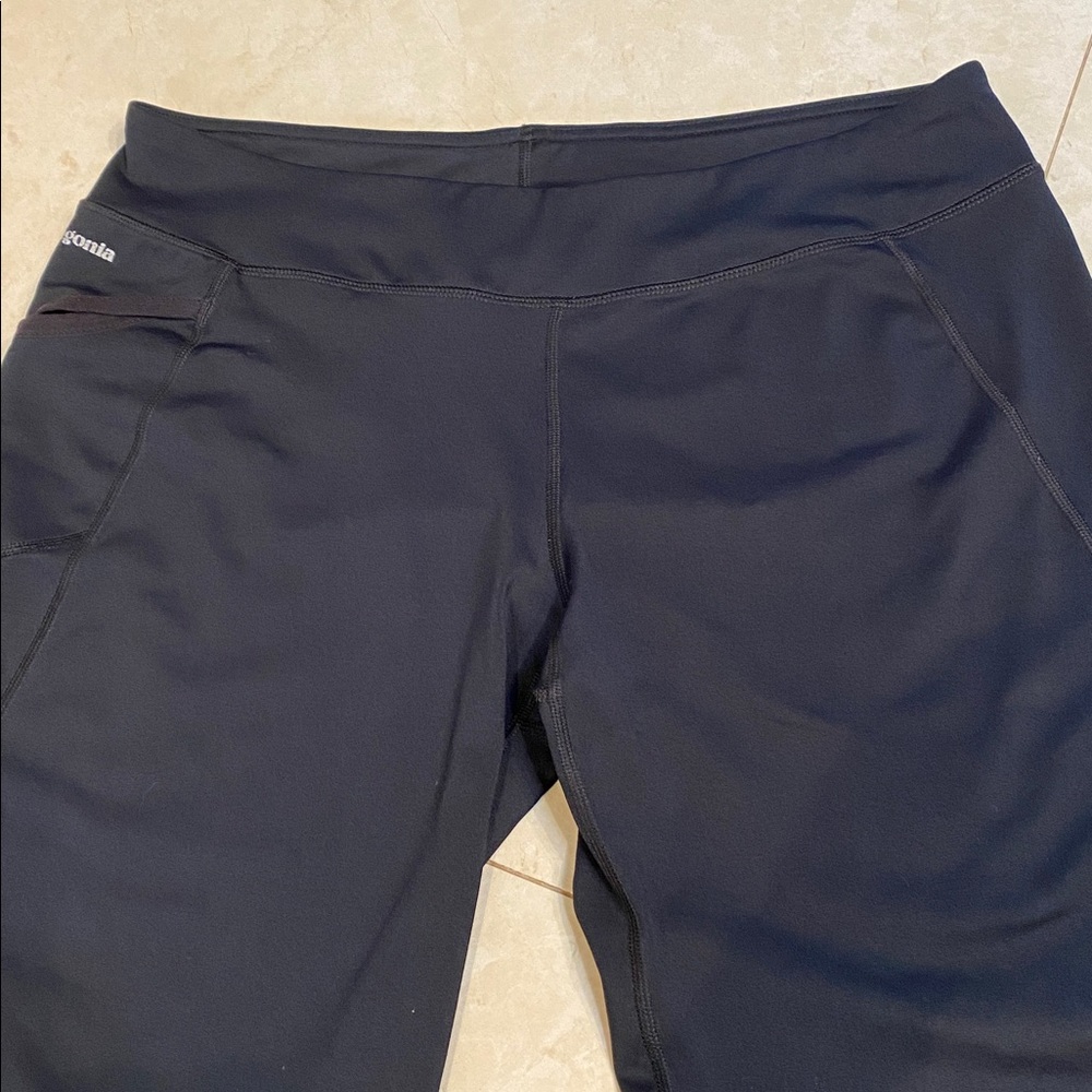 Woman’s Black Patagonia Pull-on Capris Crops Med